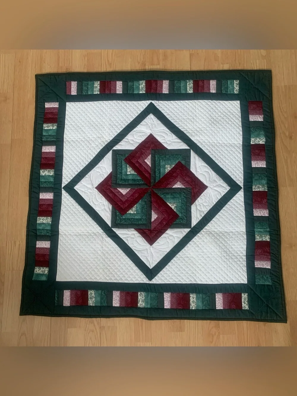 1998 VTG Village Quilts Handmade SPINNING STAR Cotton Hanging PATCHWOR QUILT 40”